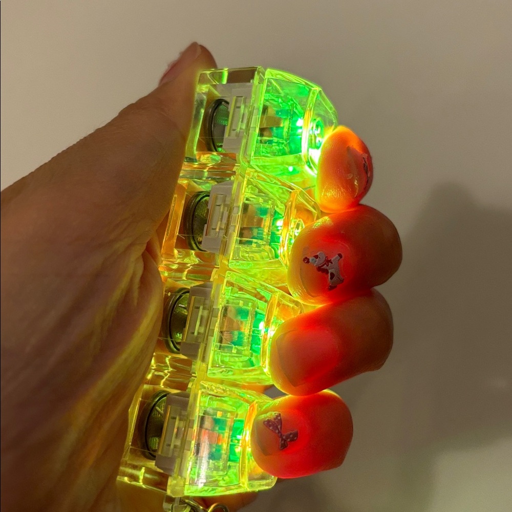 🌈 LED Mechanical Keyboard Fidget Keychain – Click, Glow & Go!